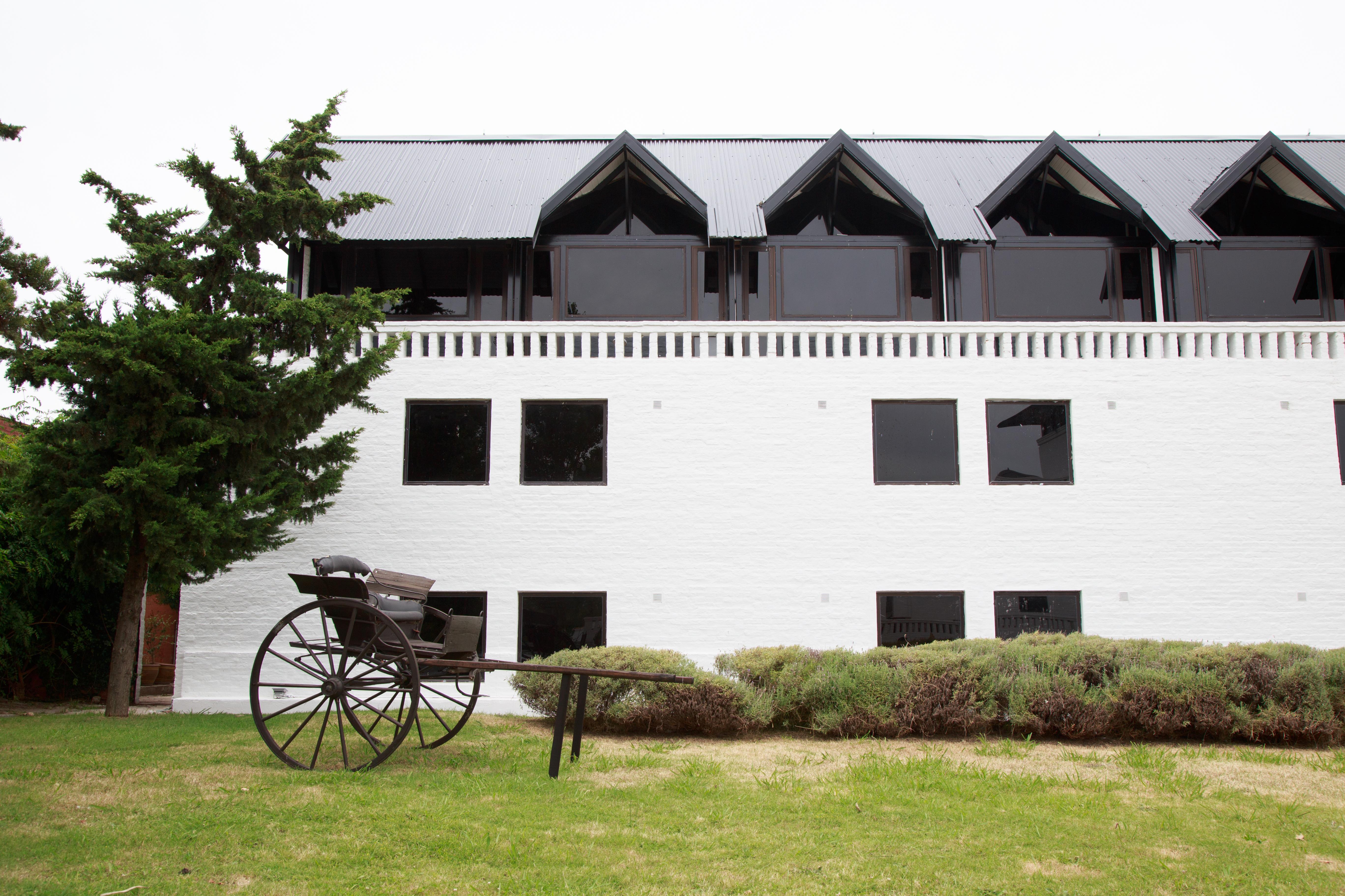 Spa Hotel La Reserve Colonia Del Sacramento Exterior foto The stable at the National Stud