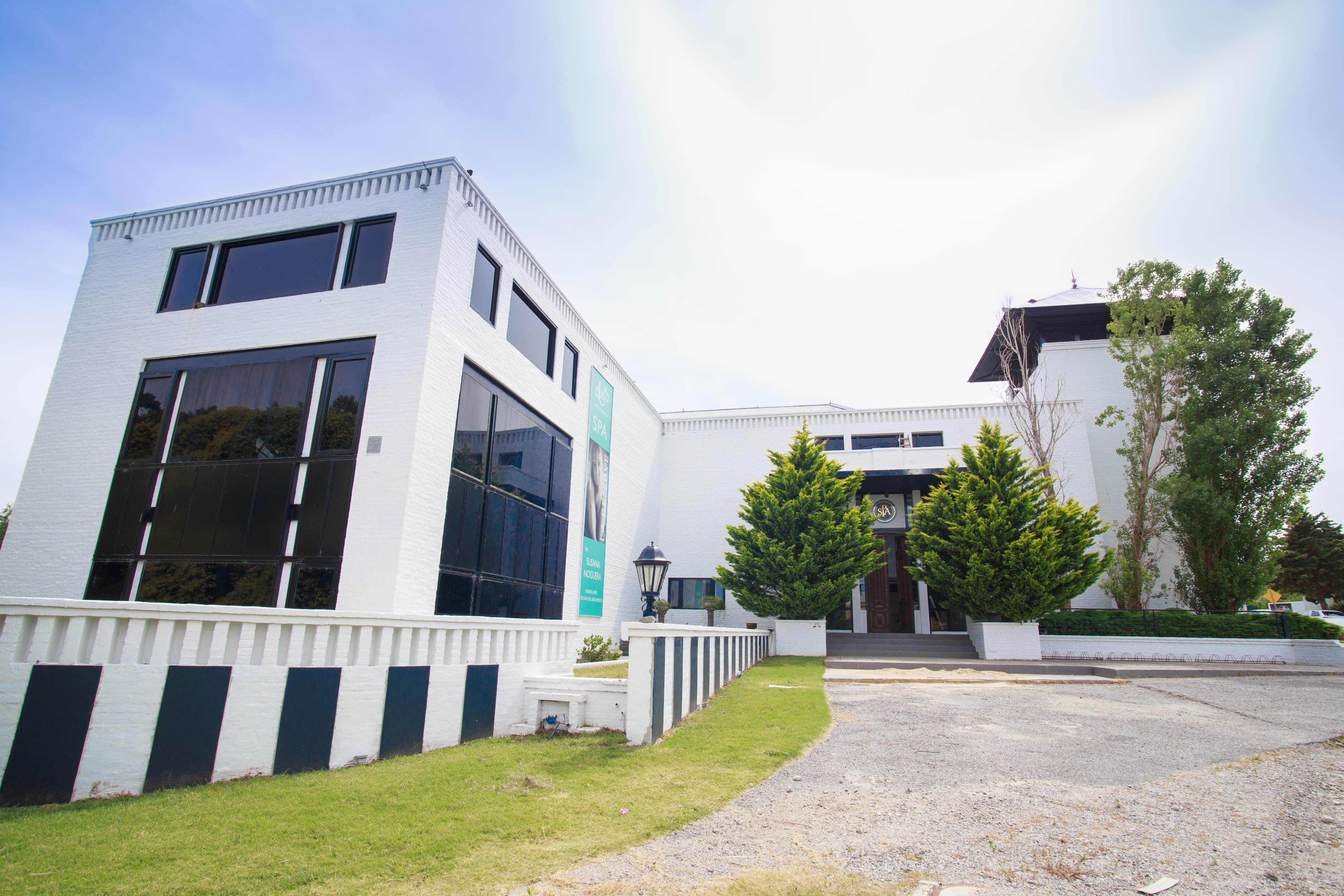 Spa Hotel La Reserve Colonia Del Sacramento Exterior foto The main building of the university