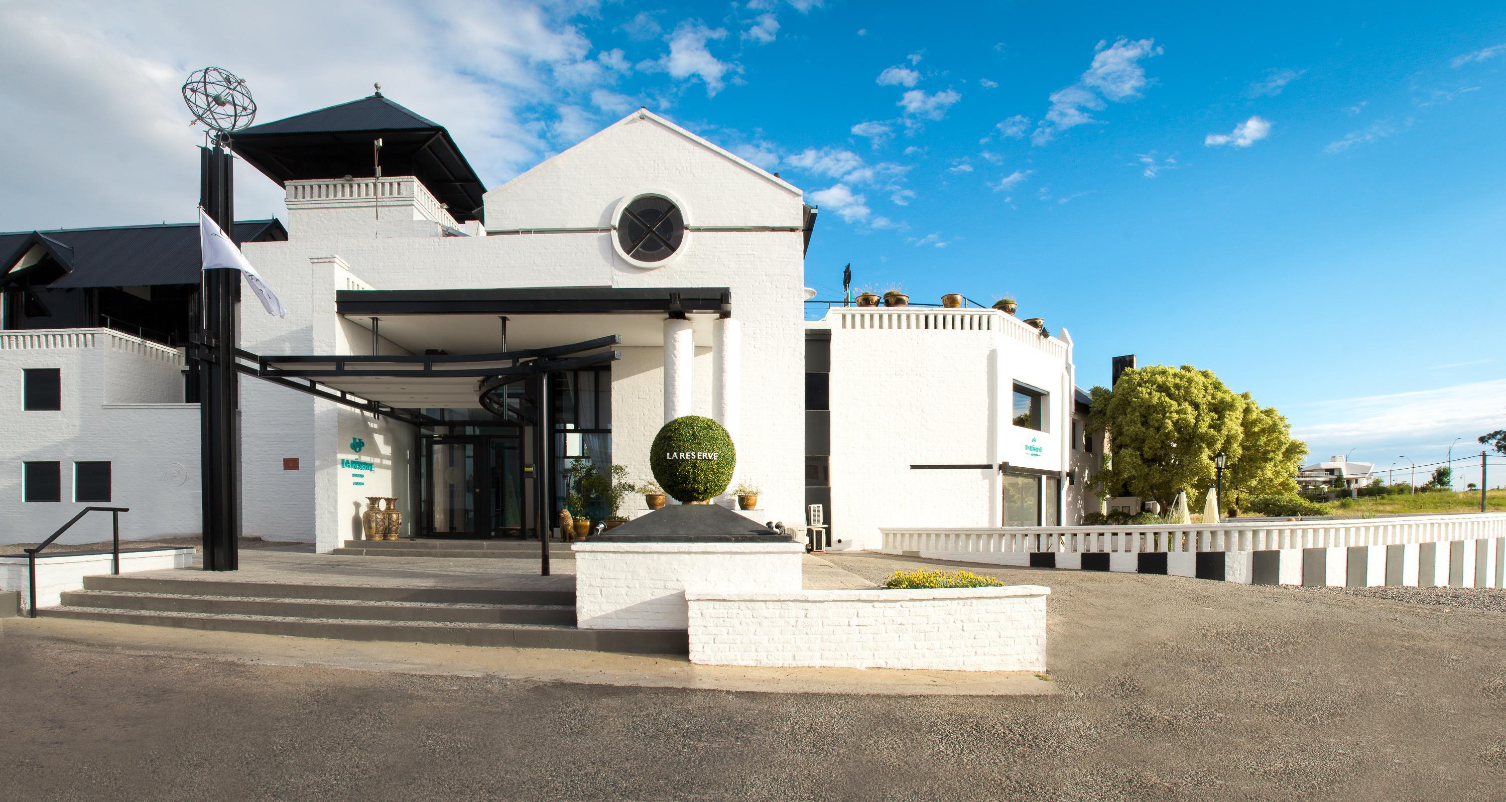 Spa Hotel La Reserve Colonia Del Sacramento Exterior foto The main entrance of the hotel