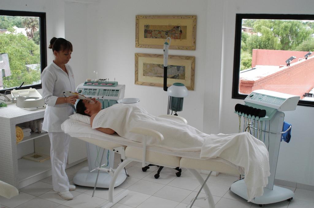Spa Hotel La Reserve Colonia Del Sacramento Exterior foto A patient receiving a facial treatment